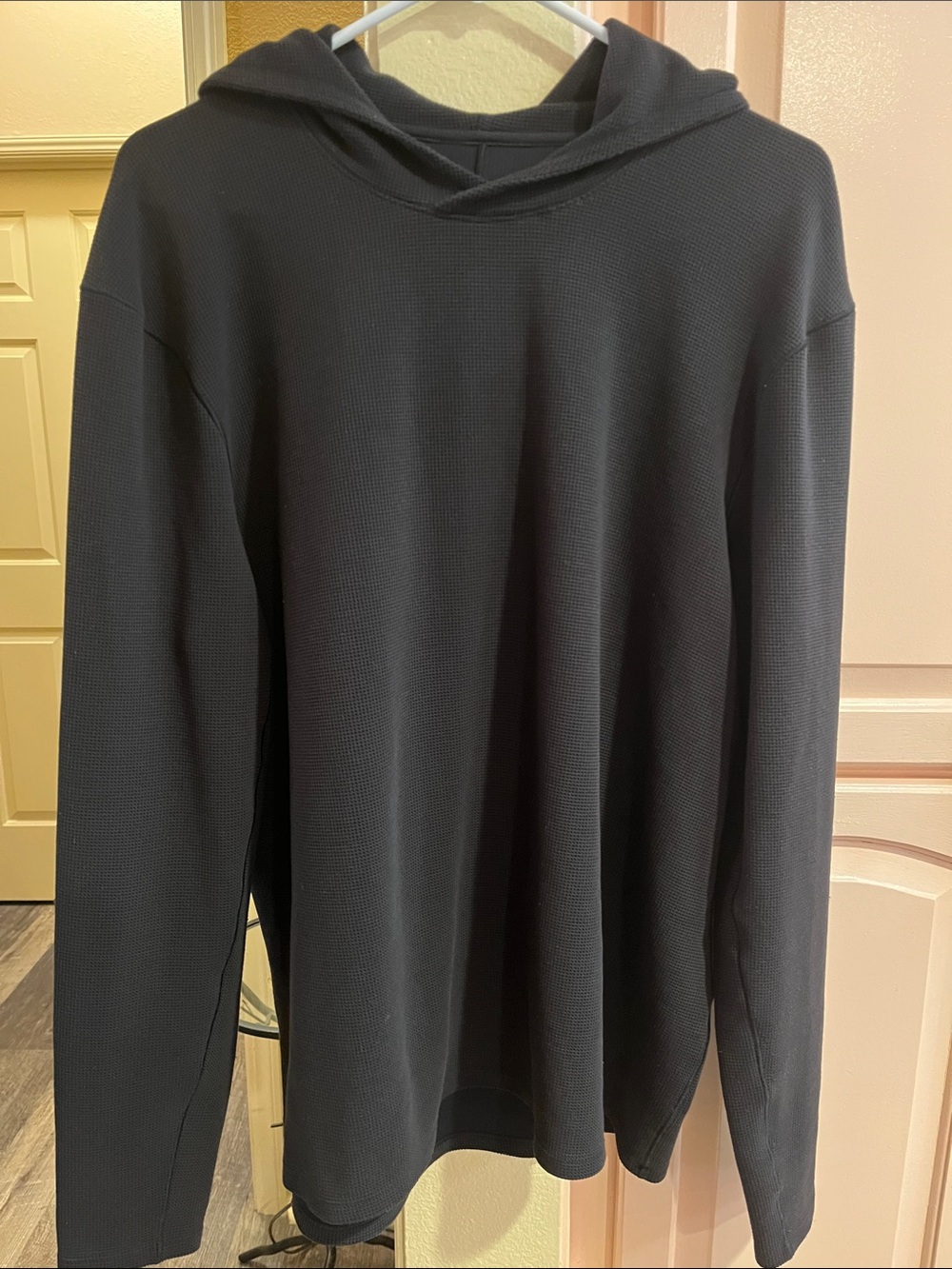 lululemon shift stitch Men's Black Waffle-Knit Crewneck Hoodie 21/28 EUC